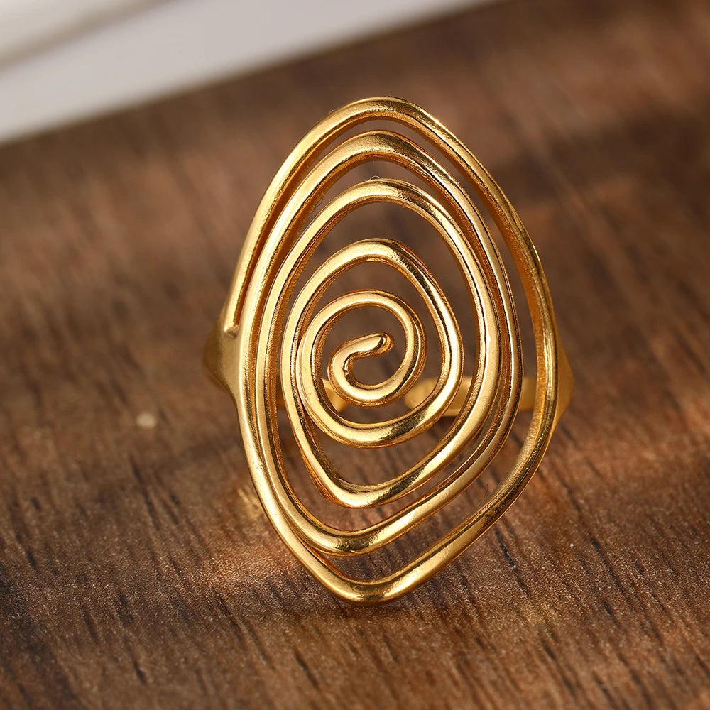 Anillo ancho con forma de espiral texturizada dorado