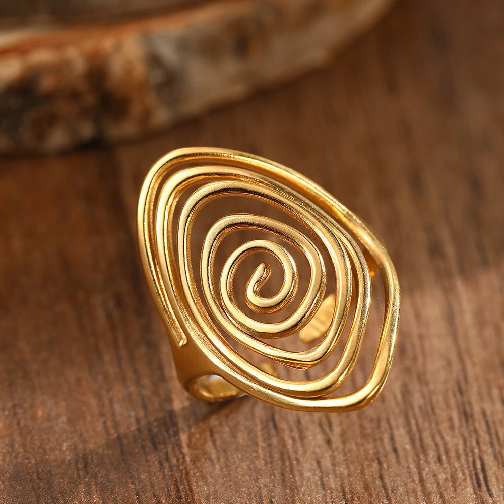Anillo ancho con forma de espiral texturizada dorado