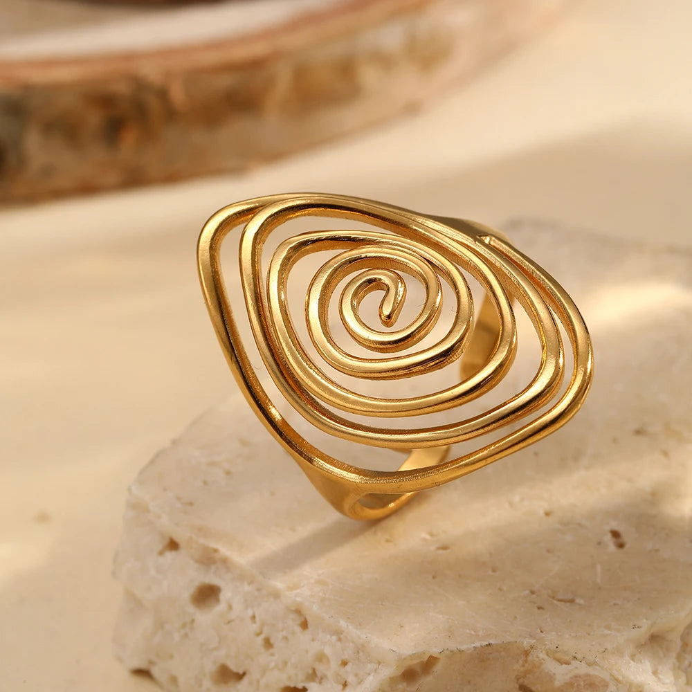 Anillo ancho con forma de espiral texturizada dorado