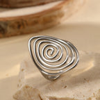Anillo ancho con forma de espiral texturizada plateado