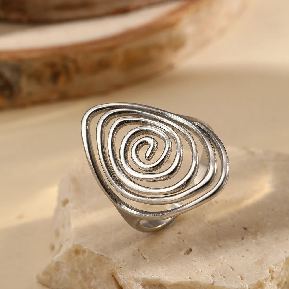 Anillo ancho con forma de espiral texturizada plateado