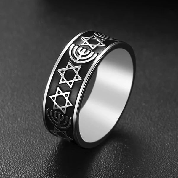 Anillo ancho Menorah y estrellas de David símbolos judíos
