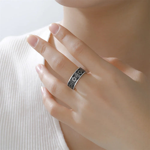 Anillo ancho Menorah y estrellas de David símbolos judíos