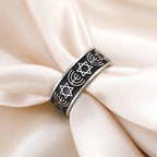 Anillo ancho Menorah y estrellas de David símbolos judíos
