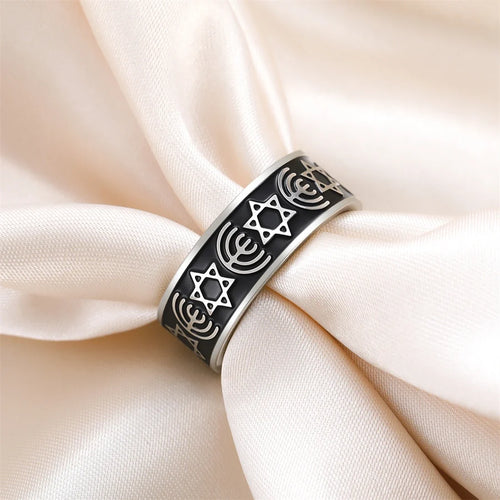 Anillo ancho Menorah y estrellas de David símbolos judíos