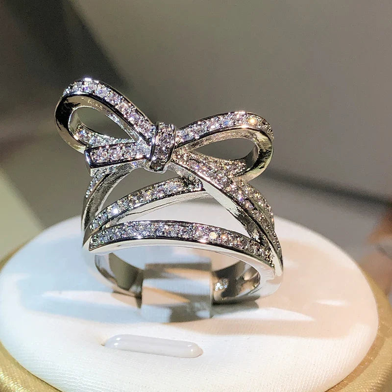 Anillo ancho con lazo de pajarita