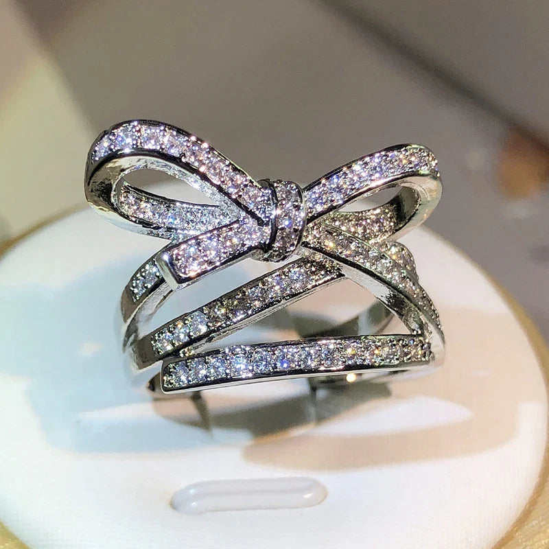 Anillo ancho con lazo de pajarita