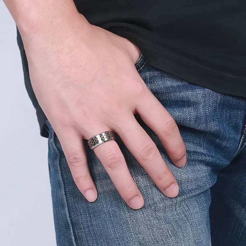 Anillo ancho para hombre con <span data-glossary-id="etoiles-de-david">estrellas de David</span> símbolo judío negro