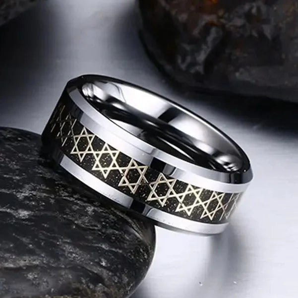 Anillo ancho para hombre con <span data-glossary-id="etoiles-de-david">estrellas de David</span> símbolo judío negro