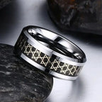 Anillo ancho para hombre con <span data-glossary-id="etoiles-de-david">estrellas de David</span> símbolo judío negro