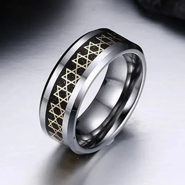 Anillo ancho para hombre con <span data-glossary-id="etoiles-de-david">estrellas de David</span> símbolo judío negro