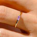 Anillo minimalista con piedra de nacimiento rectangular para mujer