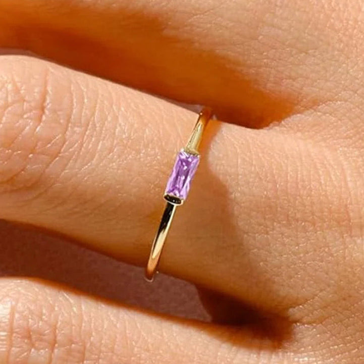 Anillo minimalista con piedra de nacimiento rectangular para mujer