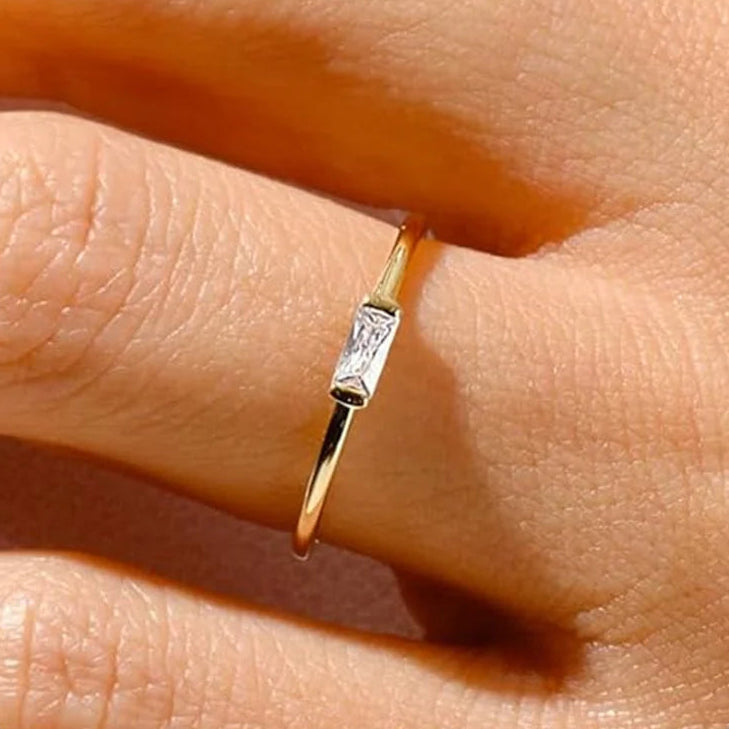 Anillo minimalista con piedra de nacimiento rectangular para mujer