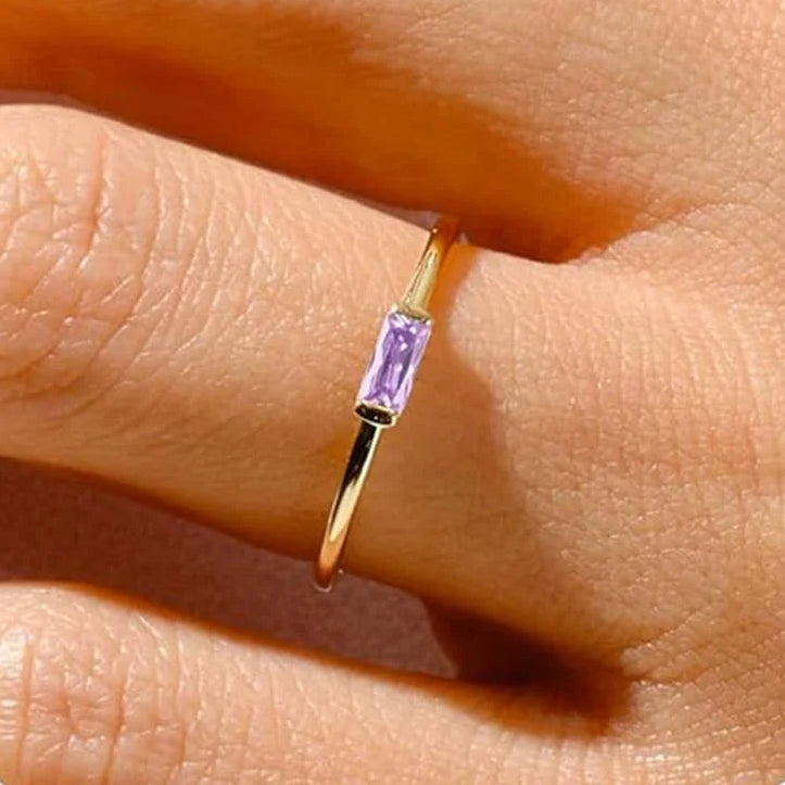 Anillo minimalista con piedra de nacimiento rectangular para mujer