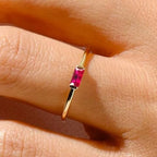 Anillo minimalista con piedra de nacimiento rectangular para mujer