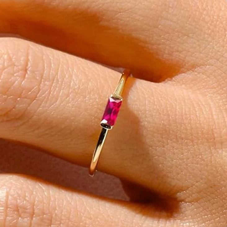 Anillo minimalista con piedra de nacimiento rectangular para mujer