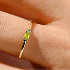 Anillo minimalista con piedra de nacimiento rectangular para mujer