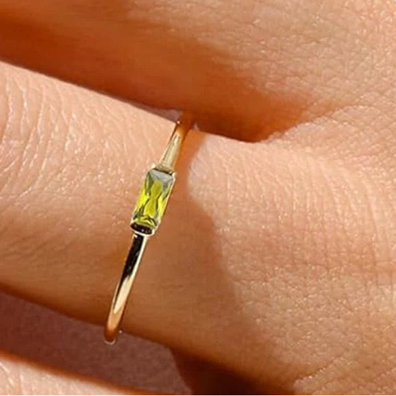 Anillo minimalista con piedra de nacimiento rectangular para mujer