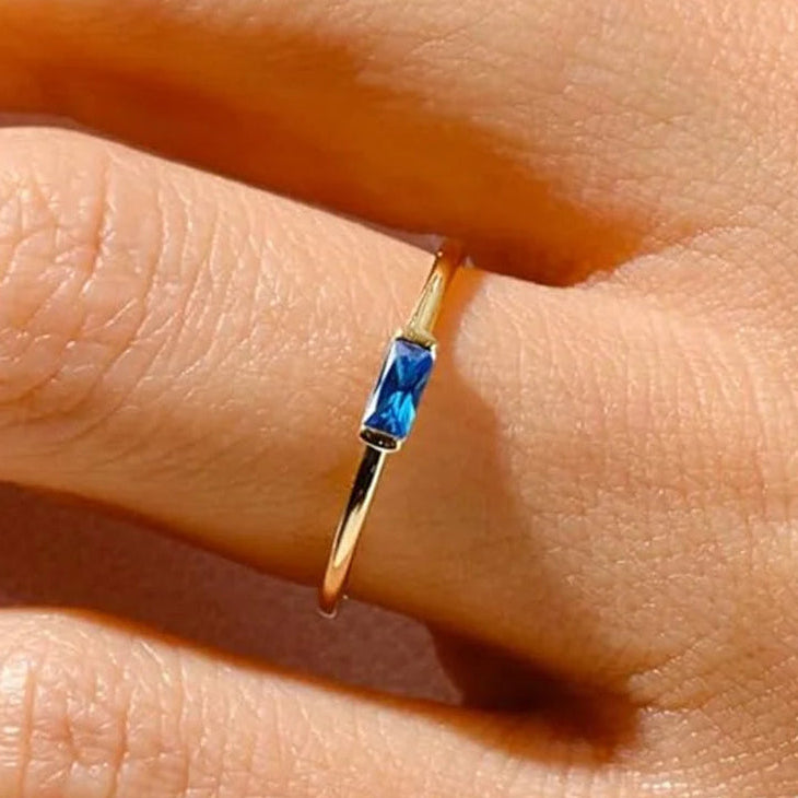 Anillo minimalista con piedra de nacimiento rectangular para mujer
