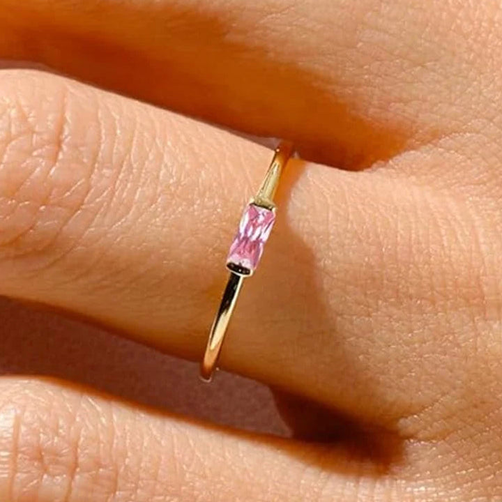 Anillo minimalista con piedra de nacimiento rectangular para mujer