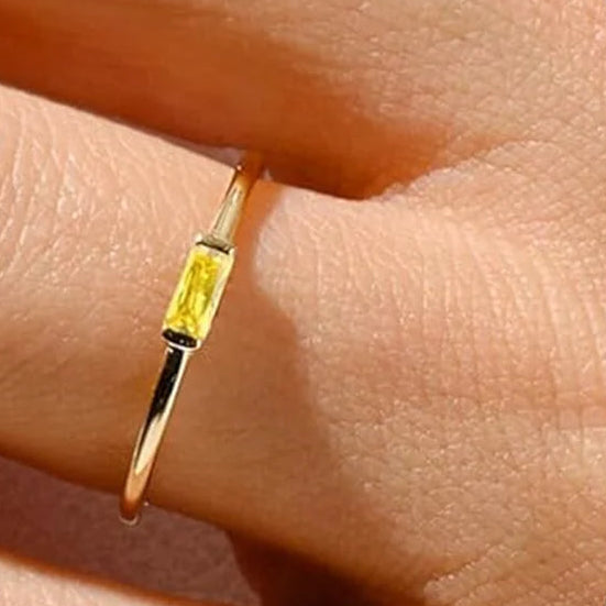 Anillo minimalista con piedra de nacimiento rectangular para mujer