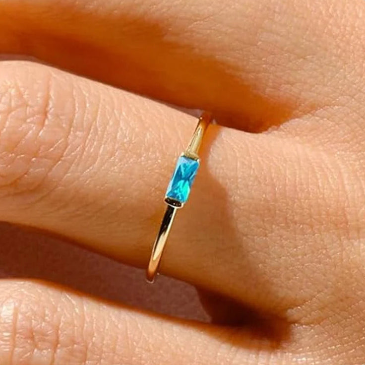 Anillo minimalista con piedra de nacimiento rectangular para mujer diciembre