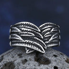 Anillo con motivo de pluma envejecida