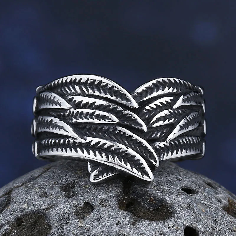Anillo con motivo de pluma envejecida