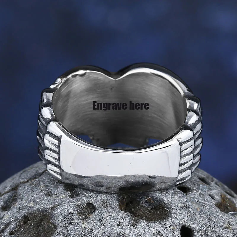 Anillo con motivo de pluma envejecida
