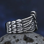 Anillo con motivo de pluma envejecida