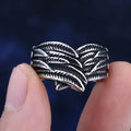 Anillo con motivo de pluma envejecida