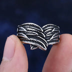 Anillo con motivo de pluma envejecida