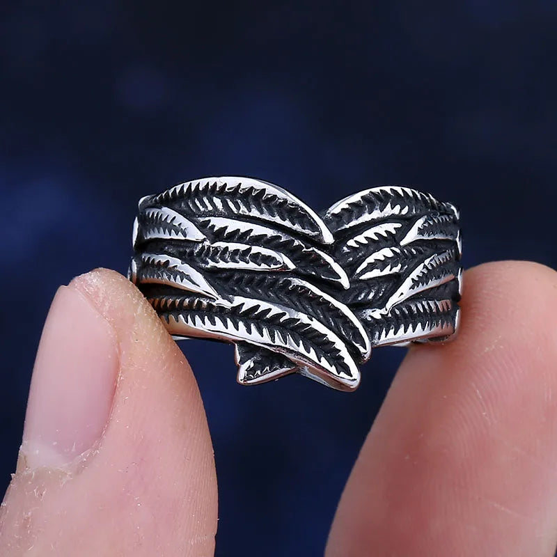 Anillo con motivo de pluma envejecida