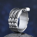 Anillo con motivo de pluma envejecida