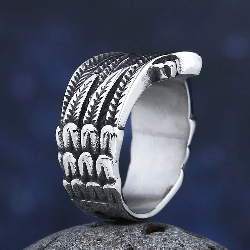 Anillo con motivo de pluma envejecida