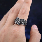 Anillo con motivo de pluma envejecida