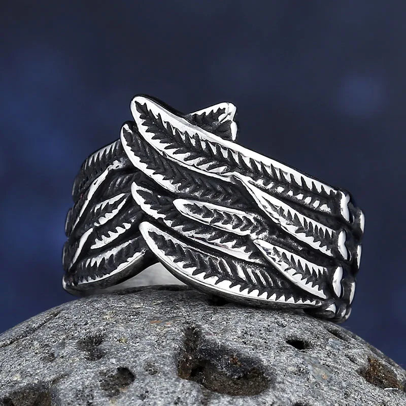 Anillo con motivo de pluma envejecida