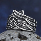Anillo con motivo de pluma envejecida