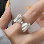 Anillo con lazo de pajarita y perlas