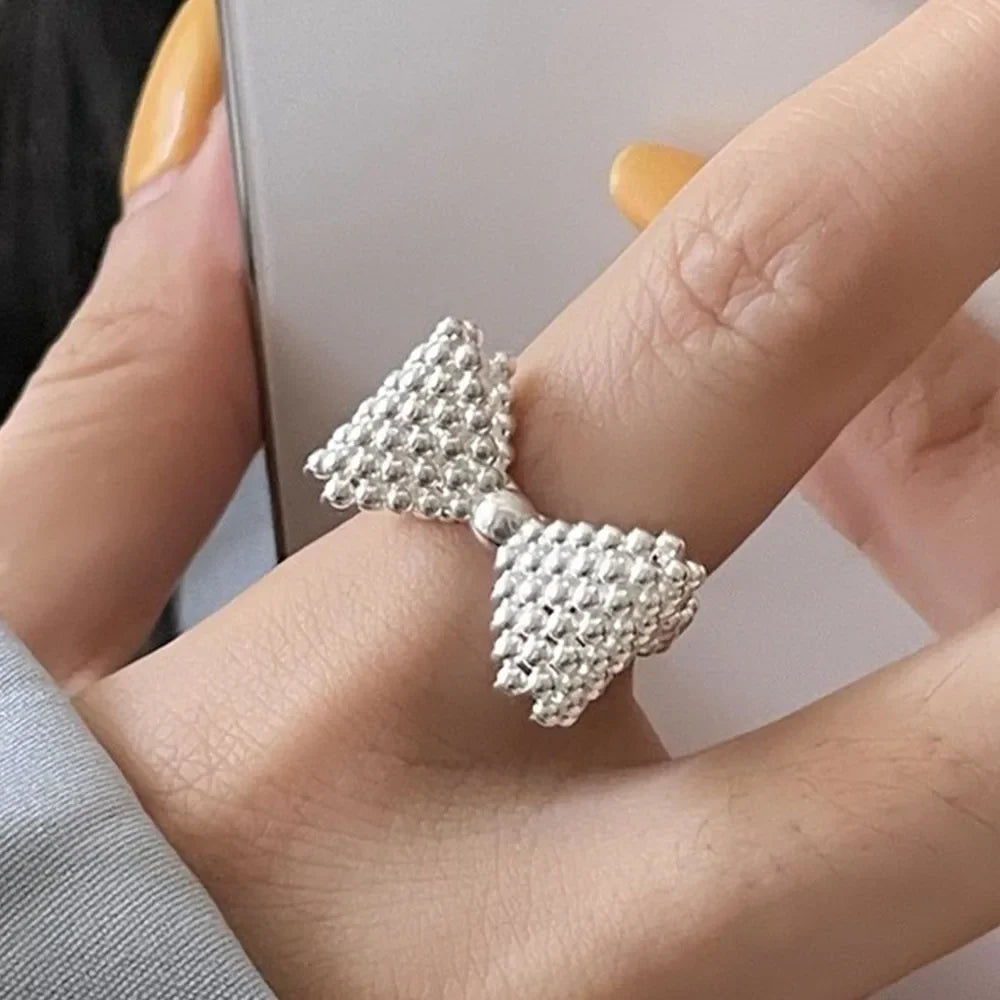 Anillo con lazo de pajarita y perlas