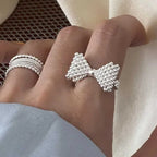 Anillo con lazo de pajarita y perlas
