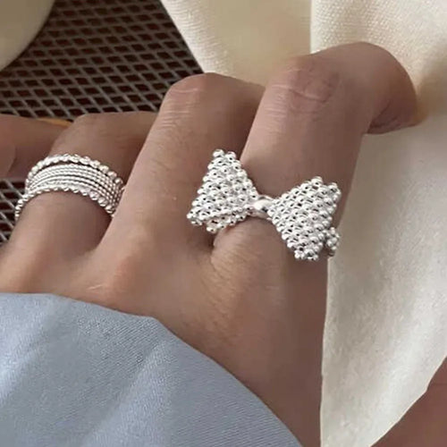 Anillo con lazo de pajarita y perlas