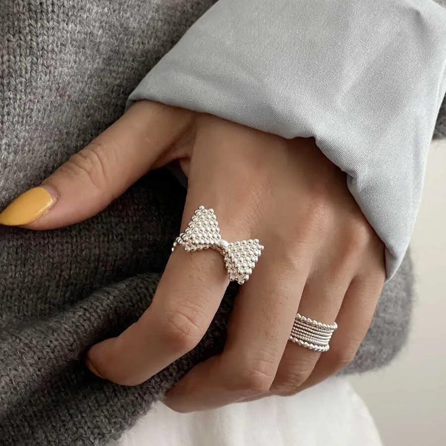 Anillo con lazo de pajarita y perlas