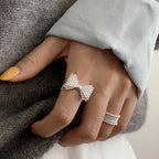 Anillo con lazo de pajarita y perlas