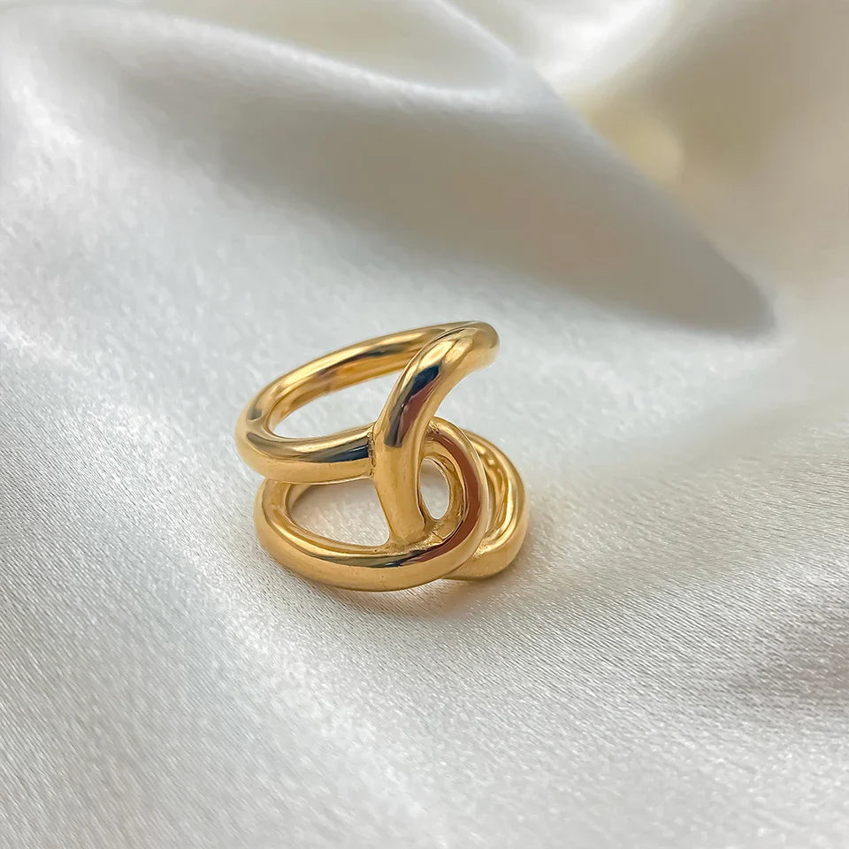 Anillo original con nudo dorado