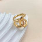 Anillo original con nudo dorado
