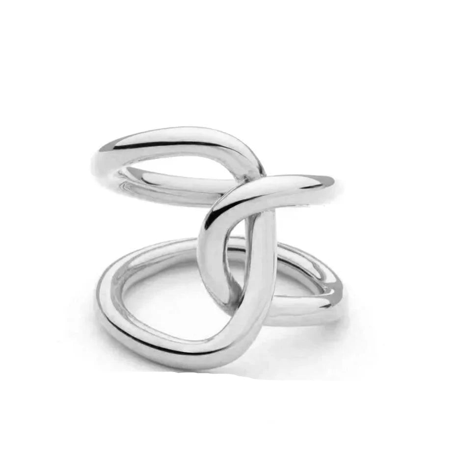 Anillo original con nudo plateado