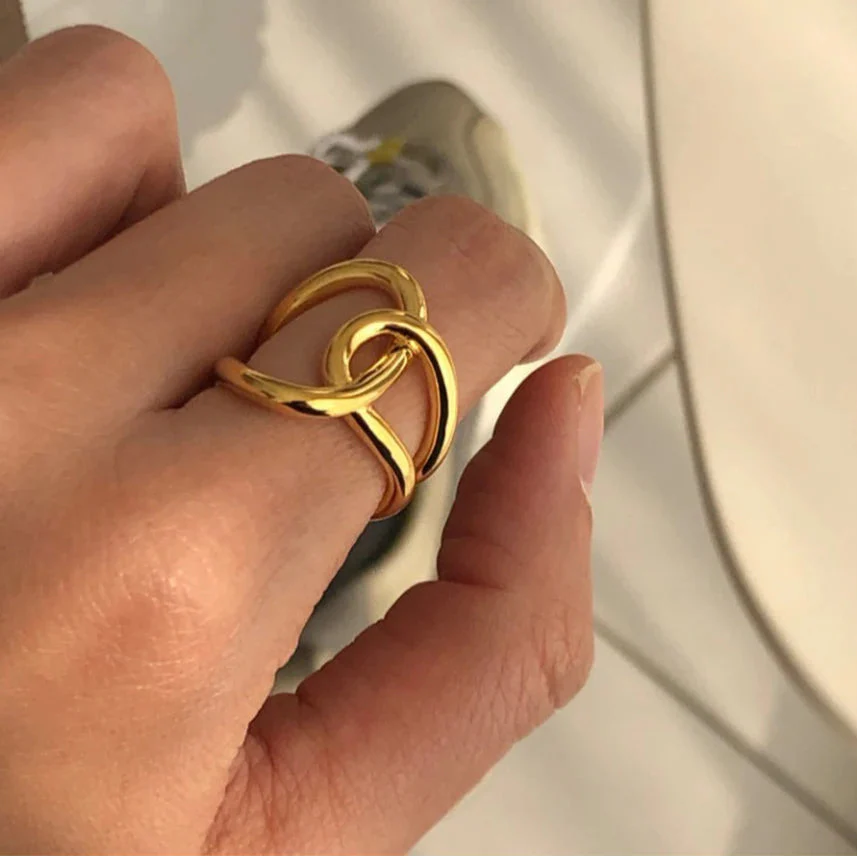 Anillo original con nudo dorado