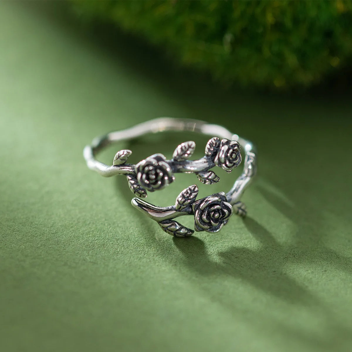 Anillo adornado con rosas entrelazadas plata antigua